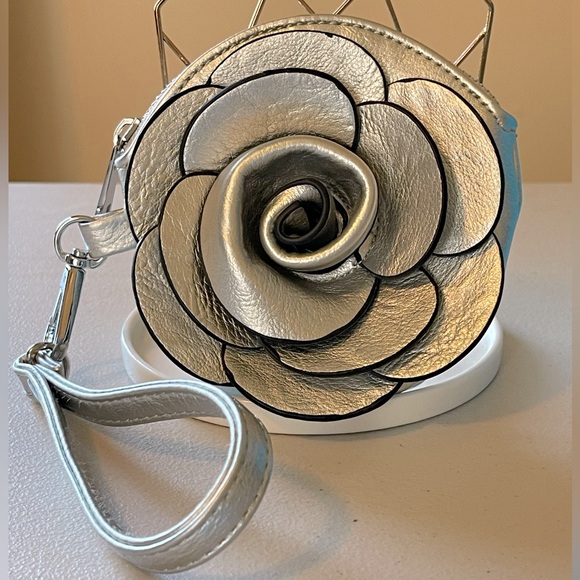 Mellow World Handbags - MELLOW WORLD Silver Flower Wristlet - 5” Round